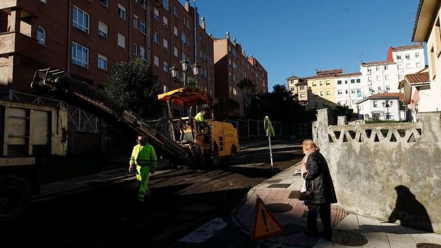 Obras de asfaltado en Ciudad Naranco en 2018.