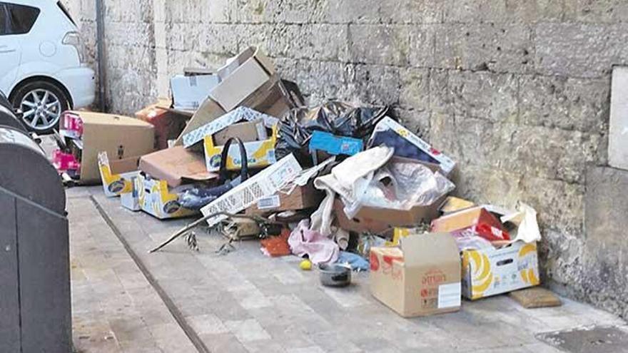 Basura en Manacor hasta en las paredes de la iglesia