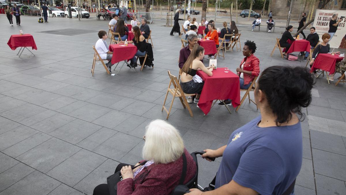 Campaña del Hospital Sant Joan de Dèu Cafè Solidari contra la soledad no deseada en la plaça Universitat de Barcelona.