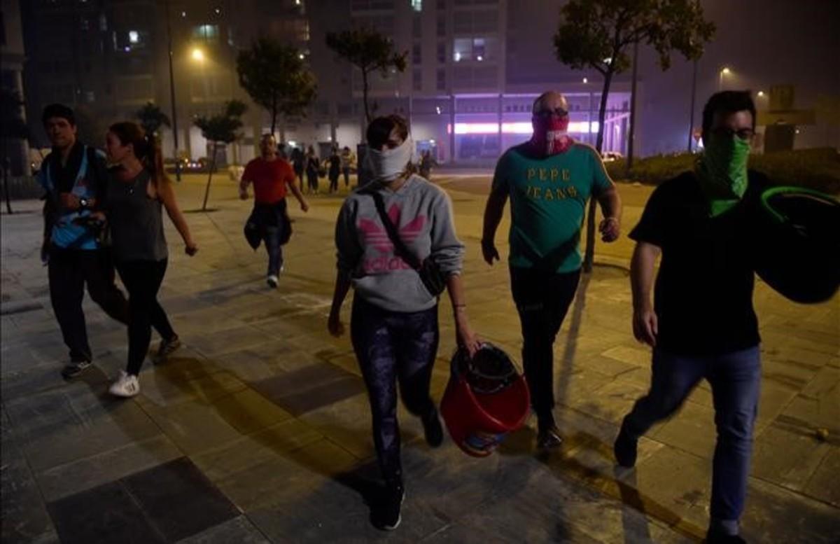 zentauroepp40555508 people carry buckets to help fighting a wildfire in vigo  no171016121314