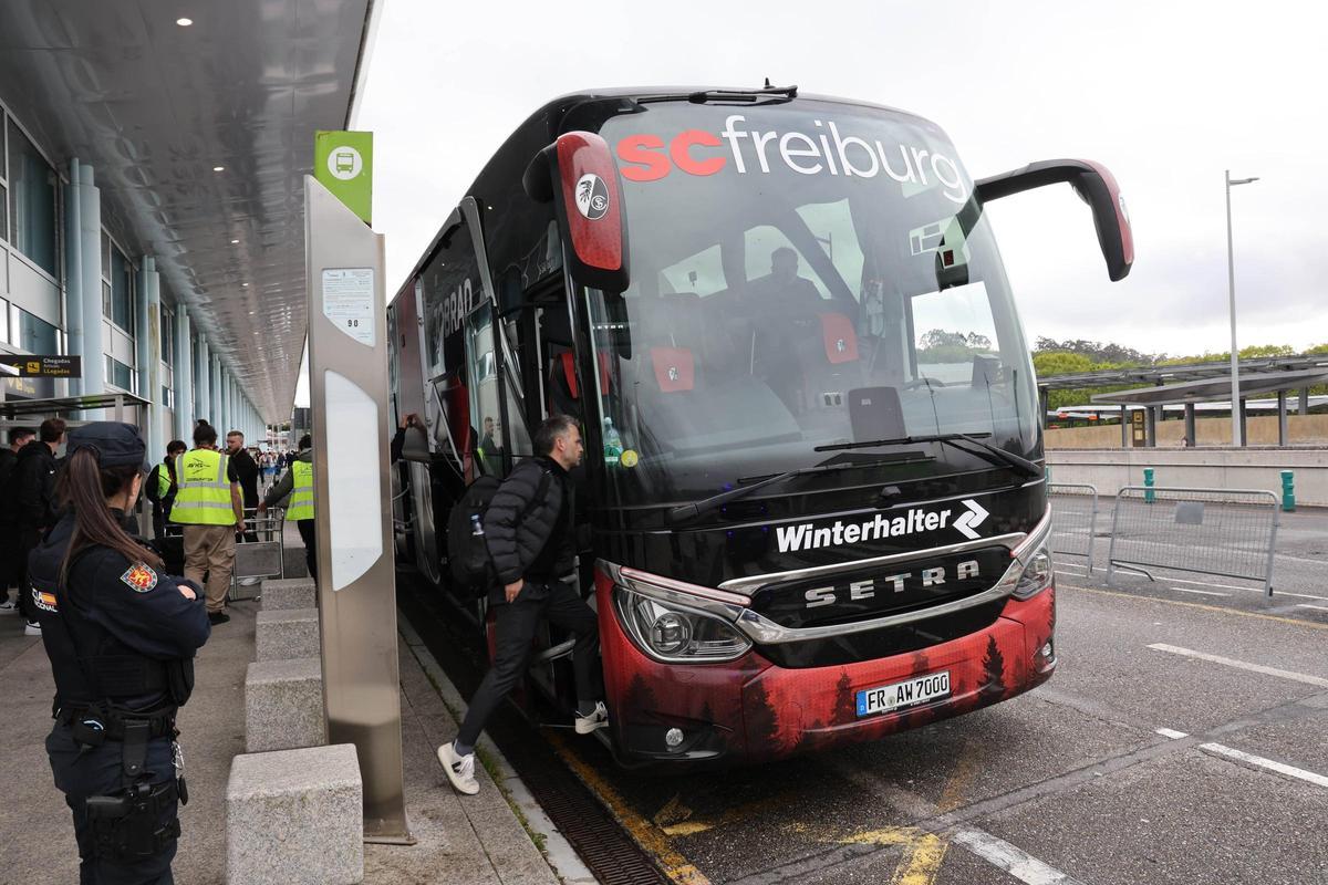 El autobús del Friburgo, en Peinador.
