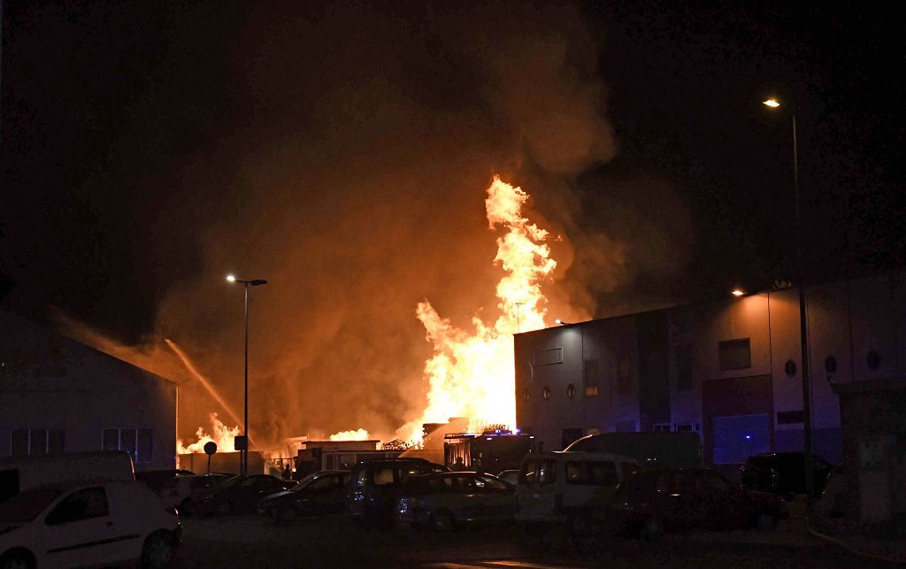 Estas son las imágenes que el aparatoso incendio de Puente Tocinos ha dejado este sábado