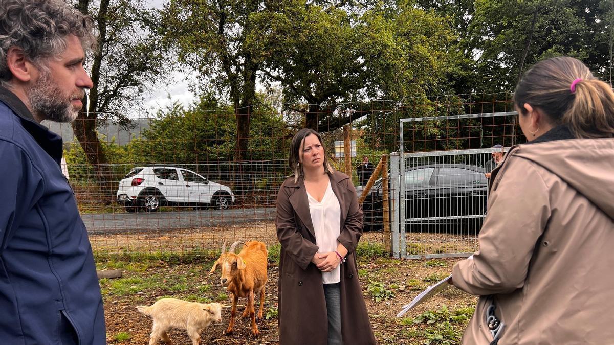 Cristina Capelán e Alberto Angueira, edil de Medio Ambiente de Rianxo, este martes en Leiro.