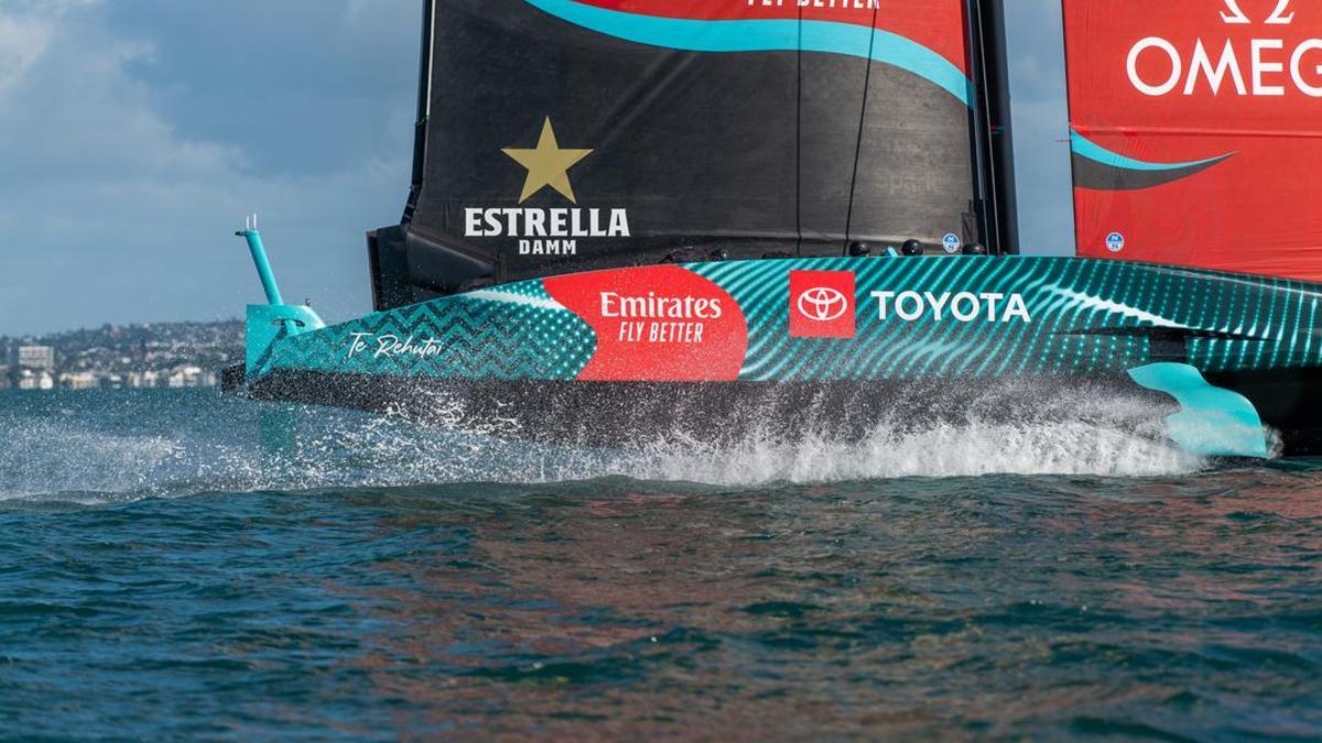 El AC75 'Te Rehutai' del equipo Emirates New Zealand entrena en las costa neozelandesa de Auckland, a finales de mayo.