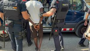 Detención de un vendedor ambulante durante una actuación policial contra el top manta, en junio de 2025 en Salou.