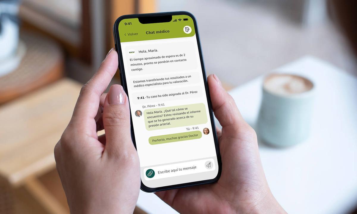 DKV ofrece un chat médico 24/7 y videoconsultas con especialistas.