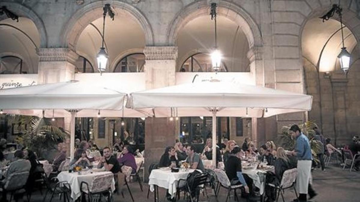 Los clientes llenan, ayer al anochecer, las terrazas de dos de los restaurantes y locales que protagonizan el renacer de la plaza Reial de Barcelona tanto para turistas como para autóctonos.