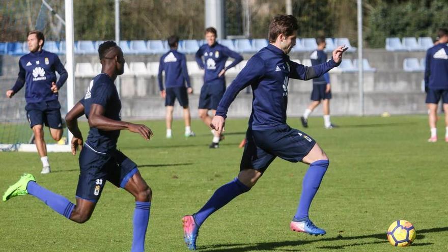 Verdés conduce un balón, en el entrenamiento de ayer en El Requexón, seguido de Owusu.