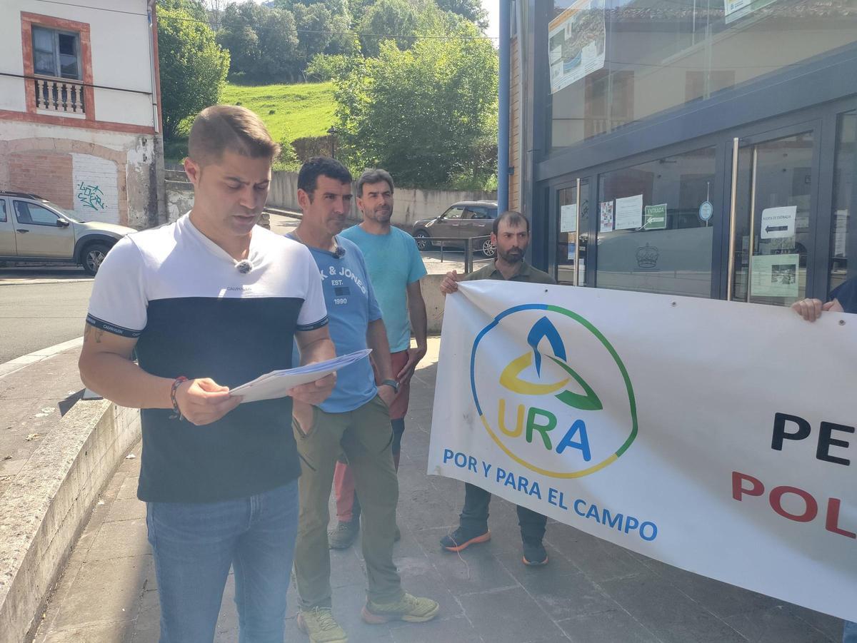 Borja Fernández lee el escrito entregado en el Ayuntamiento.
