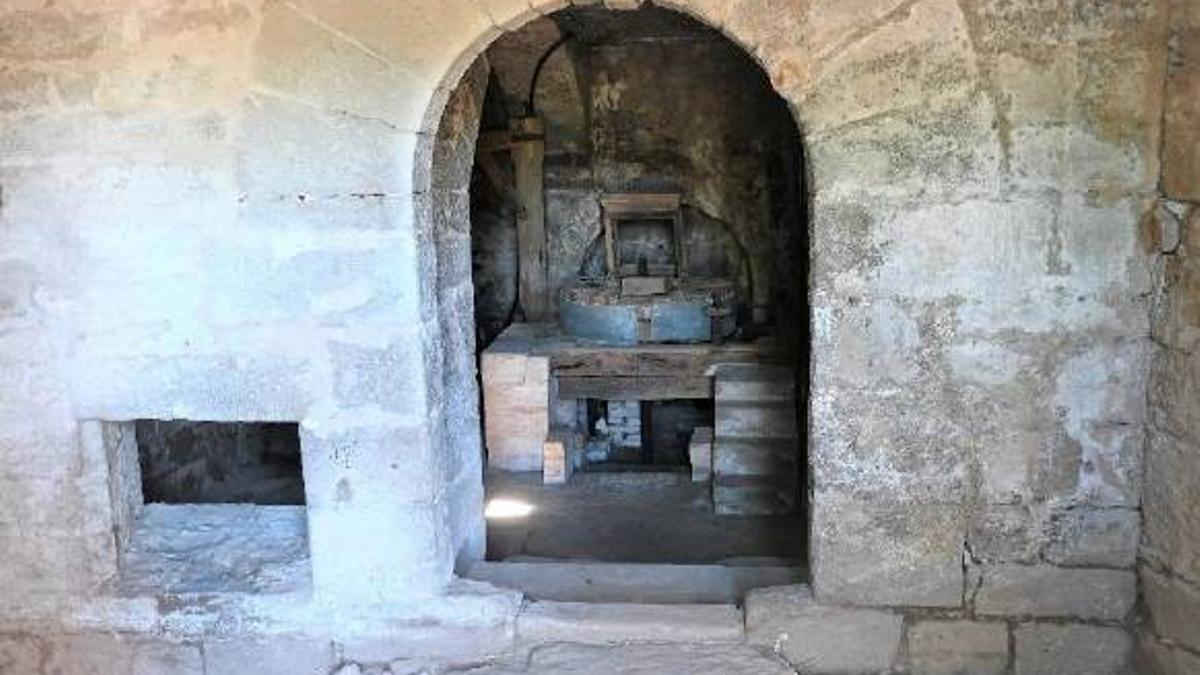Una imatge de la part baixa de l'edifici on hi ha el molí, que es vol restaurar