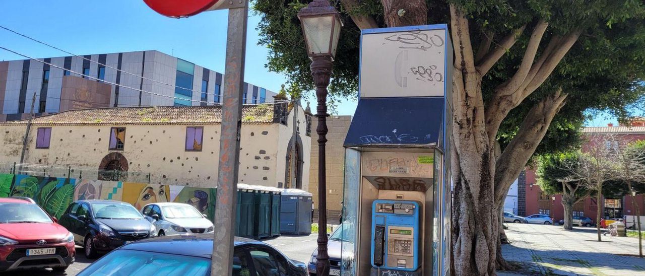 La cabina que permanece en la plaza del Adelantado.