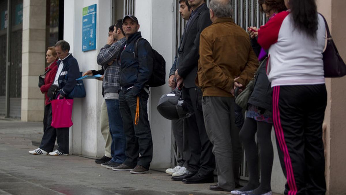 Cola de desempleados en una oficina de Lesseps.