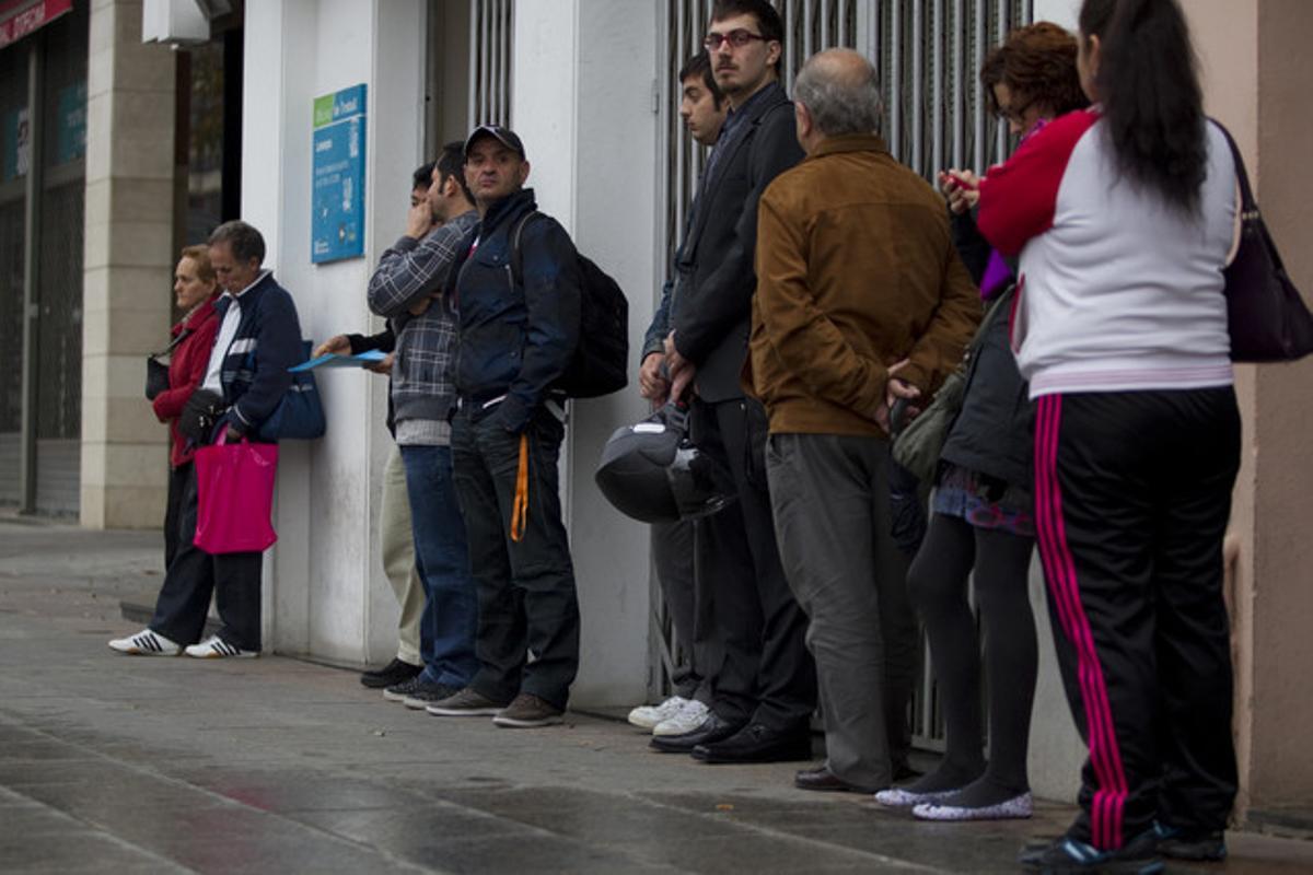 Cua de desocupats en una oficina de Lesseps.