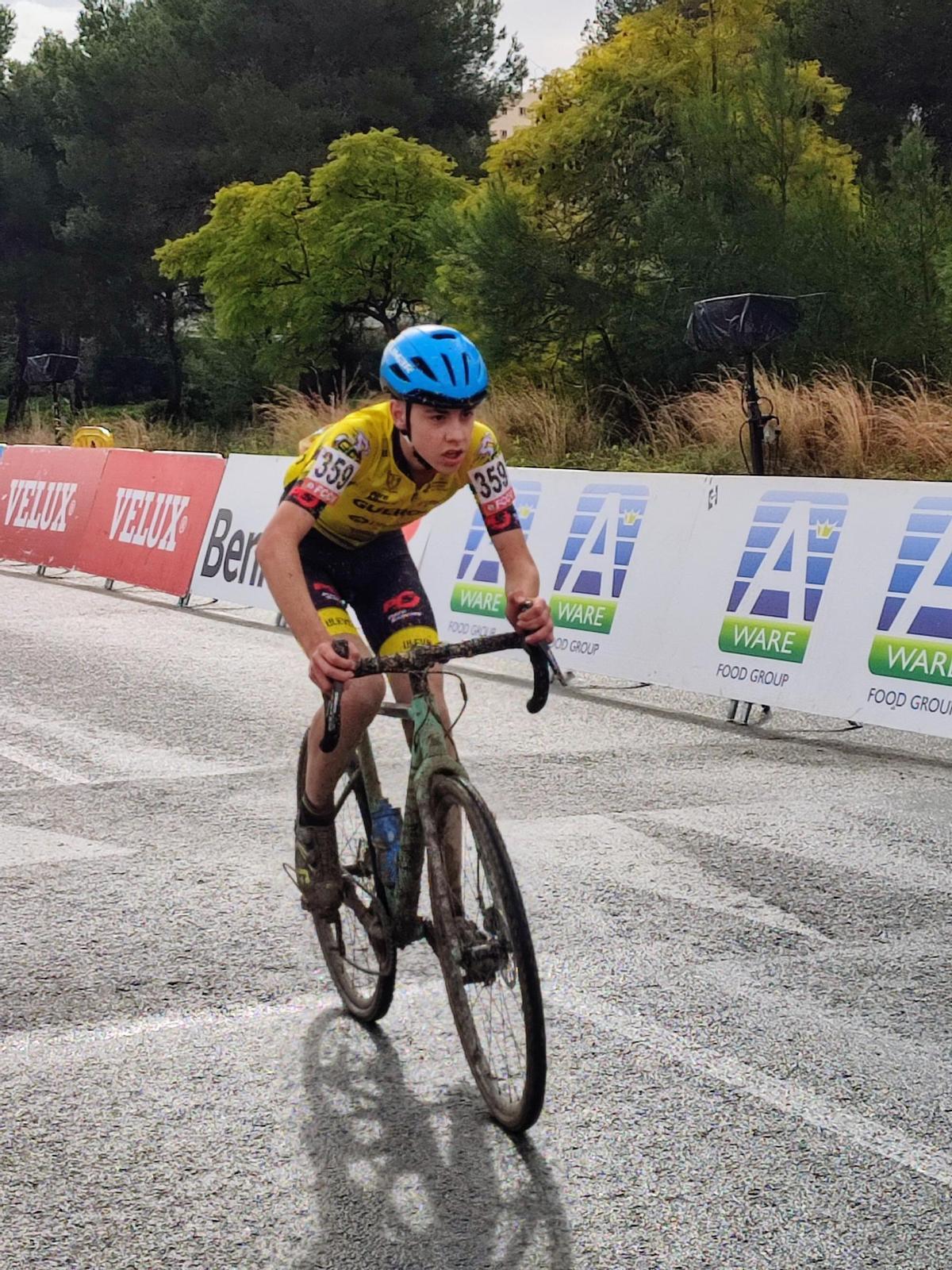 Un ciclista de las comarcas en la prueba de ciclocross en Benidorm.