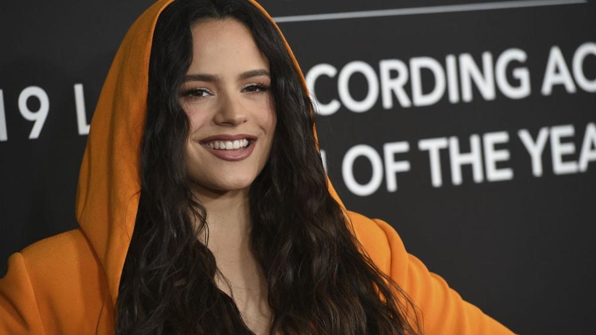 Primer plano de Rosalía en la alfombra roja de la gala 'Personaje Latino del año' en Las Vegas con una americana con capucha naranja de Balmain