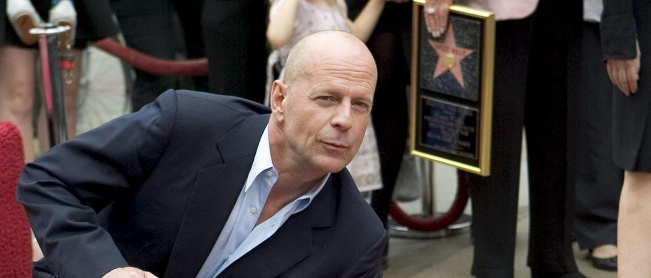 El actor Bruce Willis ha anunciado que deja el cine por la enfermedad que sufre.