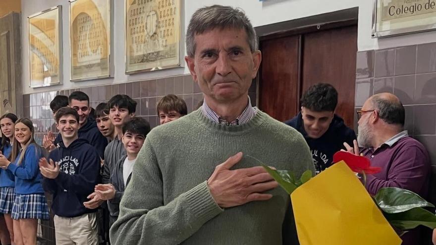 Aplausos, abrazos, emoción... La emotiva despedida por jubilación a un profesor de los jesuitas de Gijón