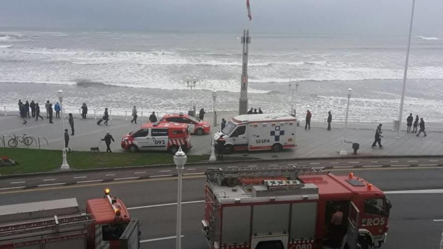 Rescatan en pocas horas a tres jóvenes ebrios en el mar en San Lorenzo