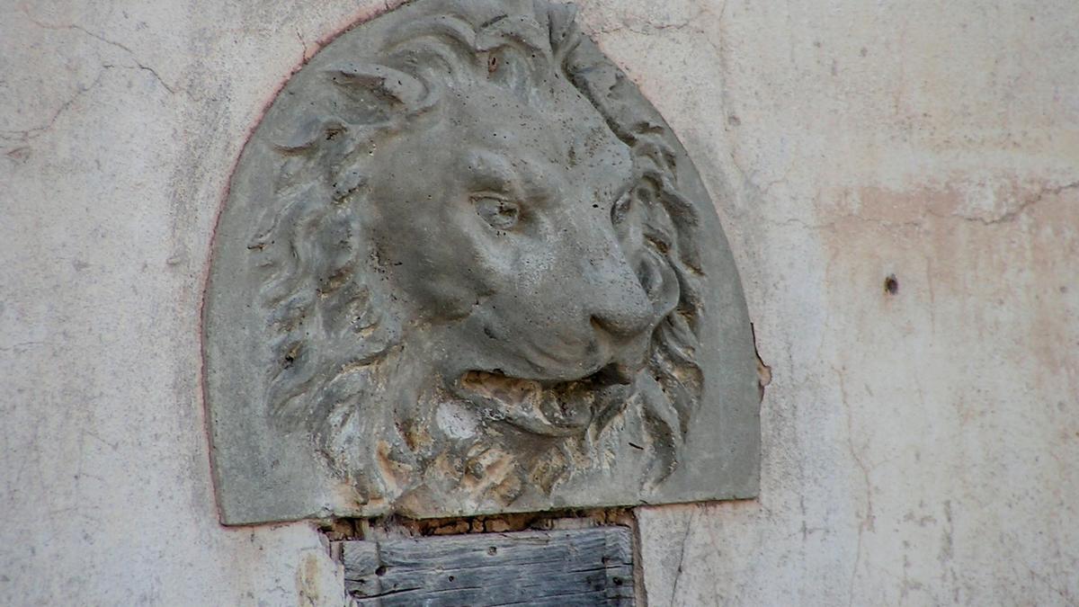 La cabeza de león tallada en piedra que ha sido sustraída.