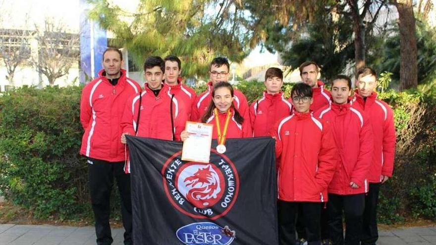 Blanca Montero posa con su bronce y el resto de la expedición.