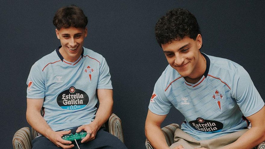 Pablo Durán y Hugo Álvarez posan con la nueva equipación celeste.