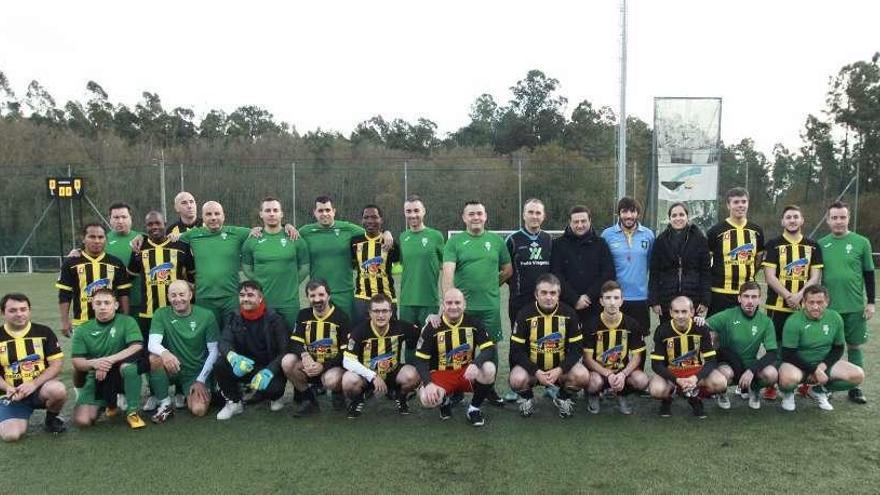 Los equipos de los sacerdotes y Guardia Civil posan antes del partido. // Iñaki Abella