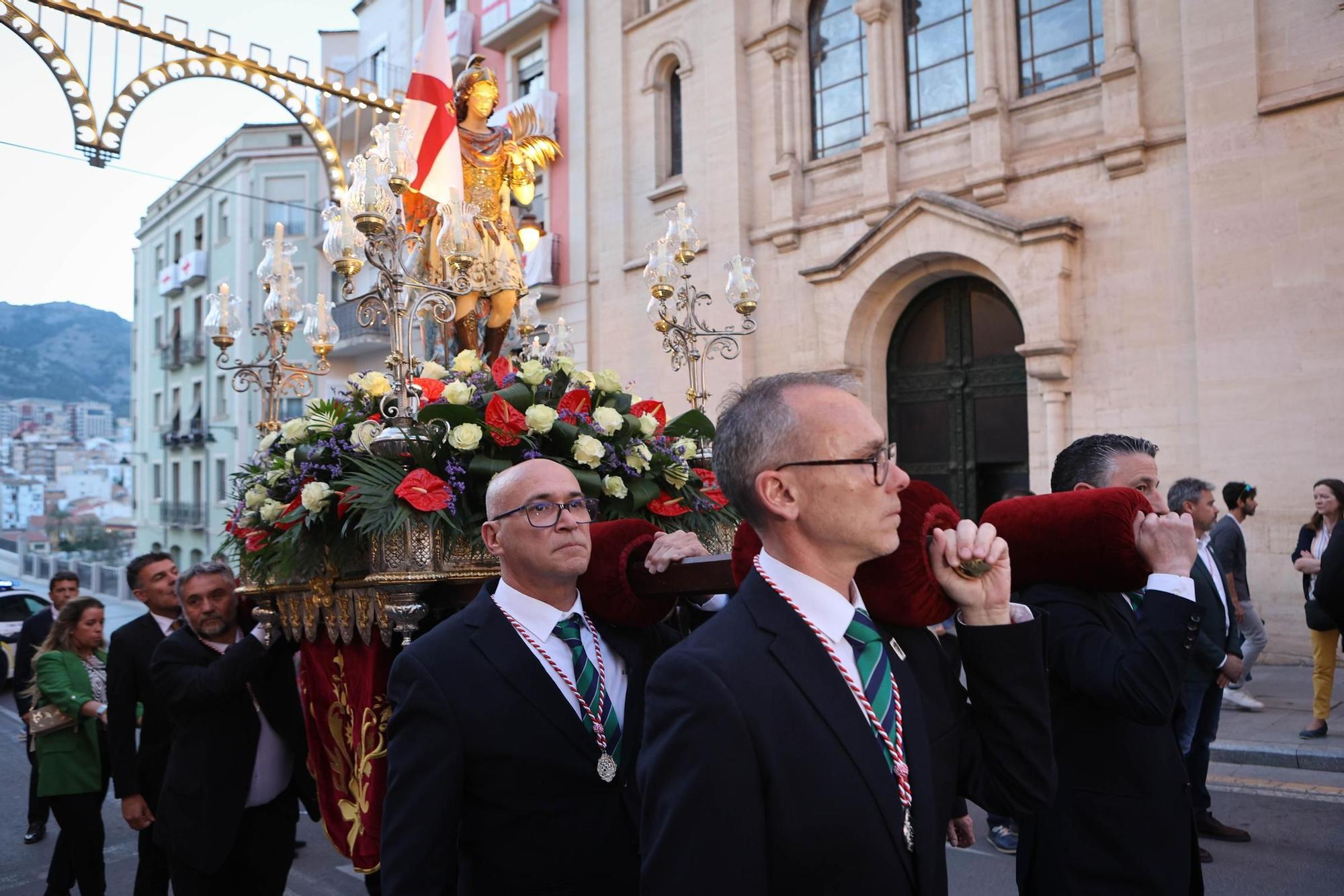 La Procesión de Traslado de San Jorge acerca a Alcoy a la Triloía Festera