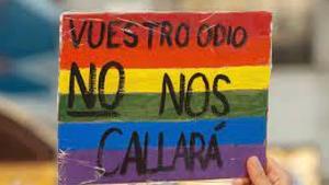 Els col·lectius LGTBI mantenen la concentració contra els delictes d’odi