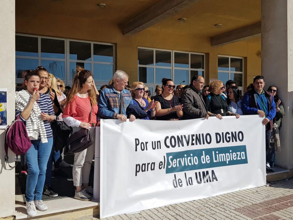 El encierro del personal de limpieza en la Facultad de Derecho de la Universidad de Málaga llega a su tercer día. La basura de los centros sigue acumulándose, pero las empresas, los trabajadores y la institución académica todavía no han llegado a un acuerdo. Este miércoles se ha vuelto a repetir la concentración de otros limpiadores a las puertas del edificio