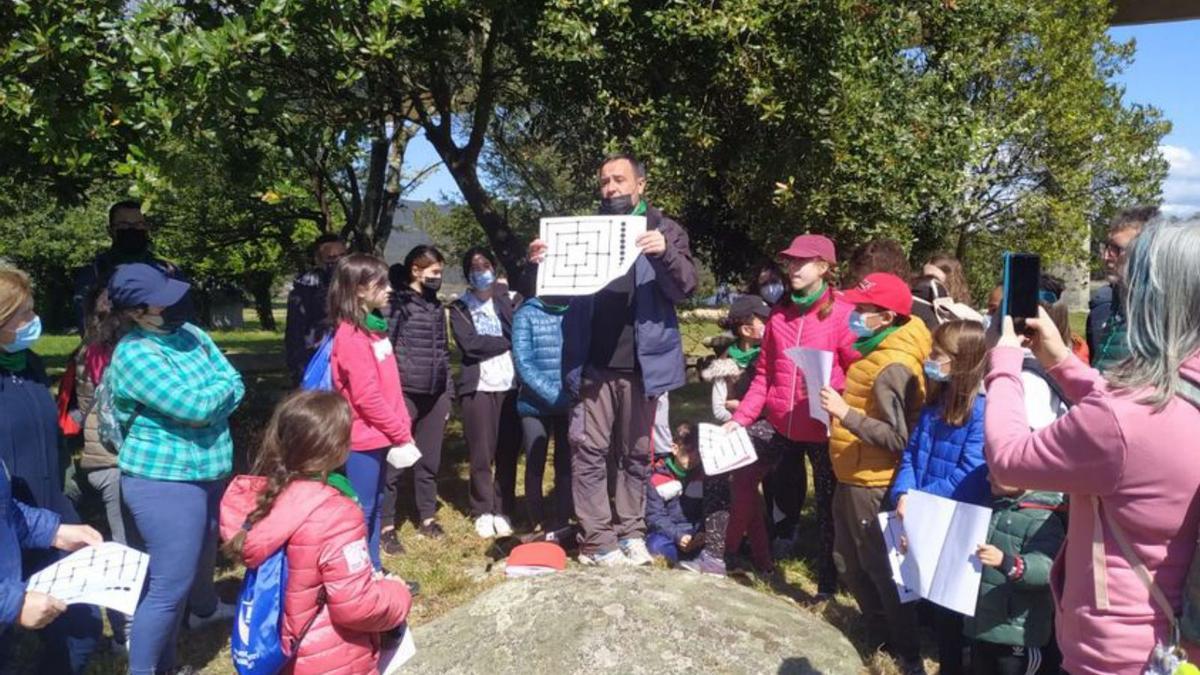 Un momento de la visita a las Torres de Oeste y sus joyas patrimoniales.   | //  FDV