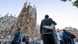 Este lunes, en la Sagrada Familia cientos de turistas hacen filas para comprar tickets.