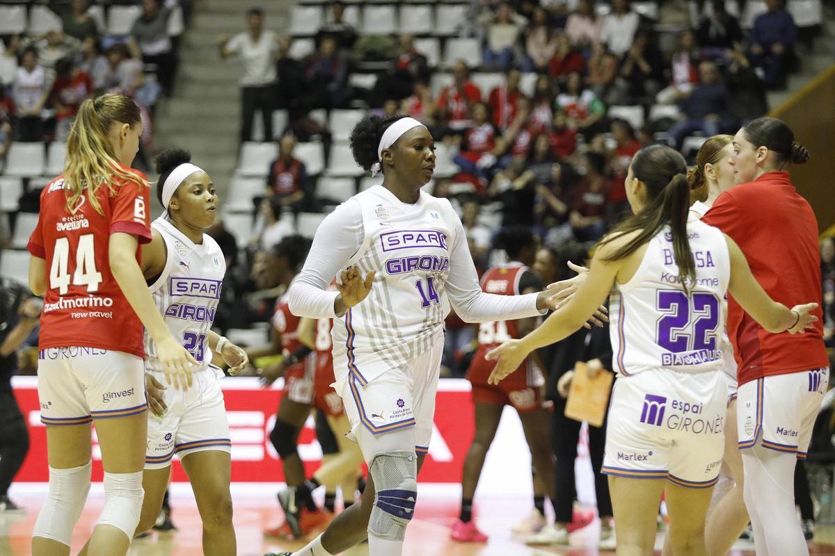Coulibaly saluda les seves companyes després del partit contra el Saragossa.