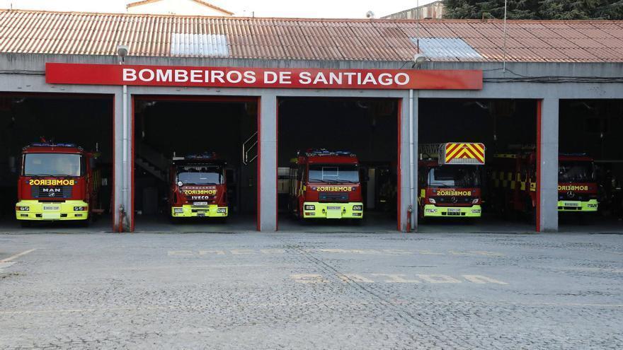 Un hombre resulta herido grave al intentar entrar en un inmueble en llamas en Santiago