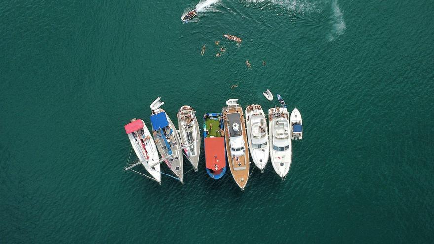 Flota de barcos abarloados en el entorno de Barra, en O Hío (Cangas).