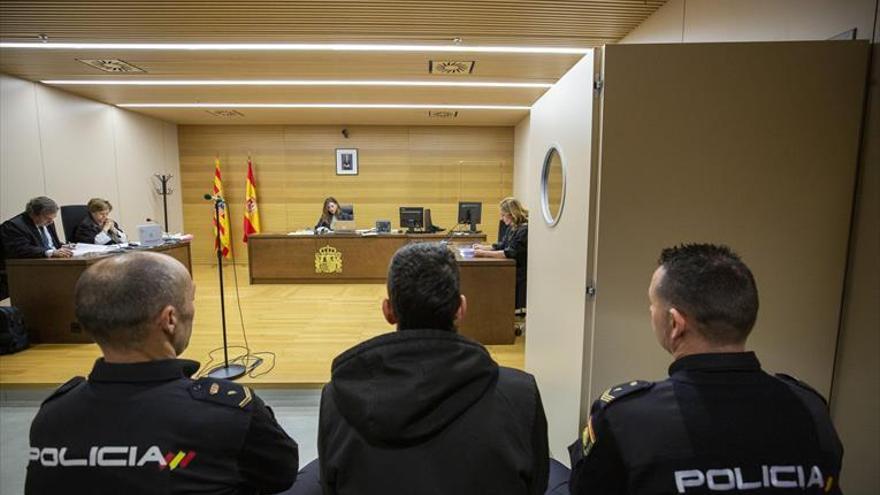 La Fiscalía pide cuatro años y medio al joven que cortó el pene a otro en Zaragoza