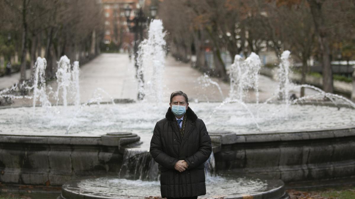 Alfredo Canteli junto a la &quot;Fuentona&quot; del Campo San Francisco.