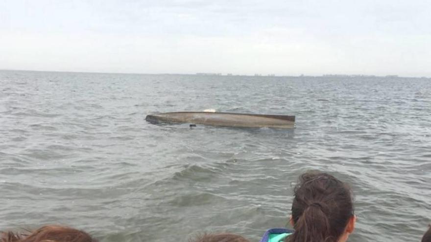 Imagen del barco volcado el martes en Los Urrutias.