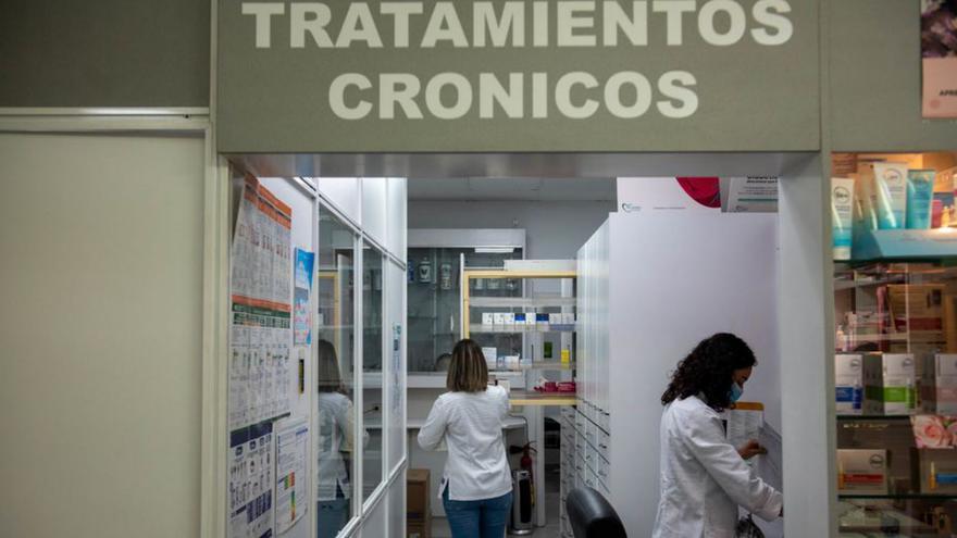 Dos profesionales en una farmacia coruñesa. | // CASTELEIRO/ROLLER AGENCIA