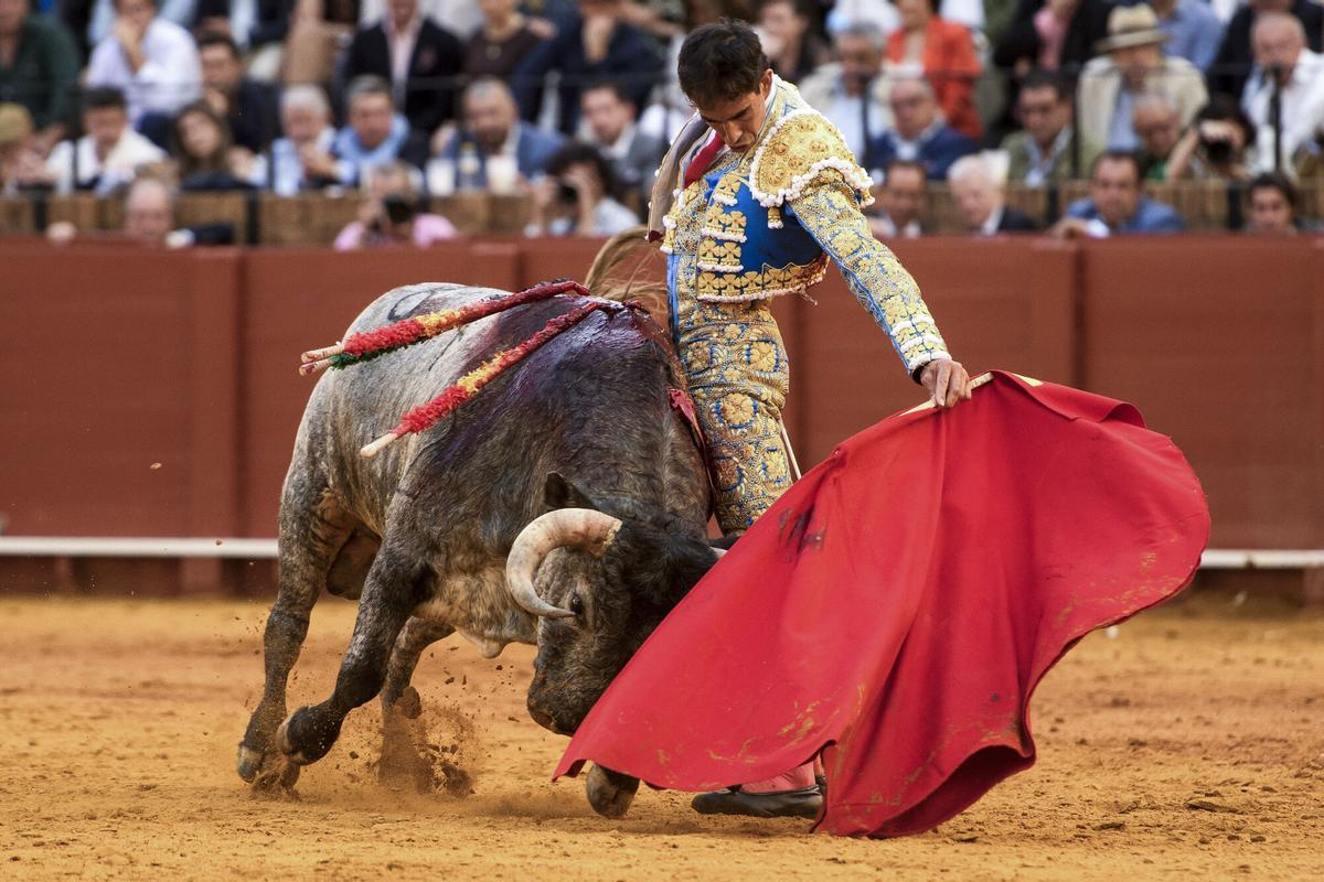 El diestro Fortes con su segundo toro en el decimoquinto festejo de abono de la Feria de Abril de Sevilla.
