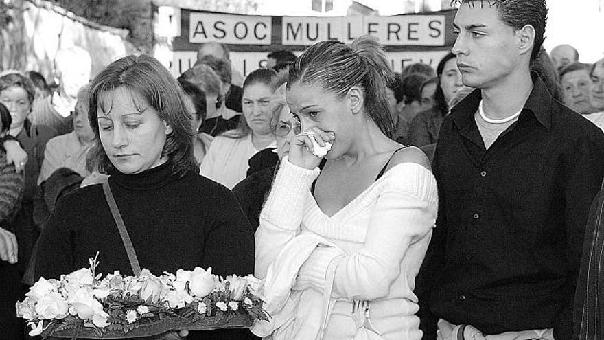 El joven fallecido, con su madre y su hermana, en el entierro de Sara Alonso en 2004.