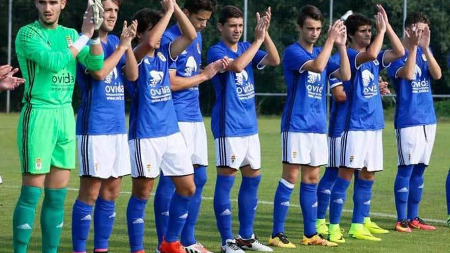 Los juveniles del Oviedo saludan a la afición en El Requexón.