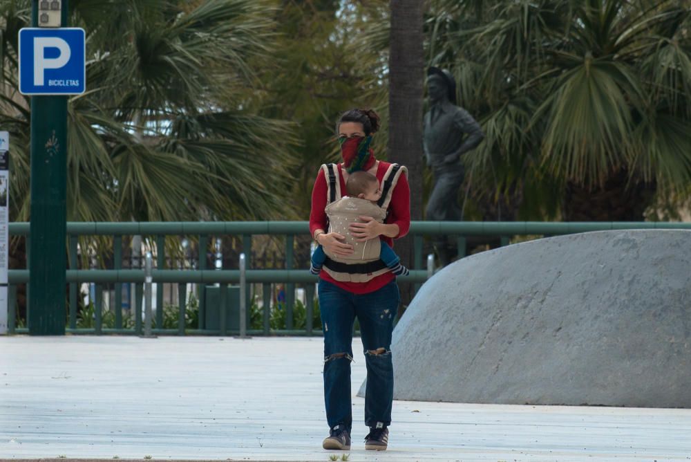 Padres e hijos aprovechan el primer día del desconfinamiento parcial de los niños menores de 14 años para dar un paseo por calles y plazas del Centro de Málaga. En la playa, algunos pequeños aprovechaban para remojarse los pies, bordeando una de las prohibiciones de esta nueva medida.