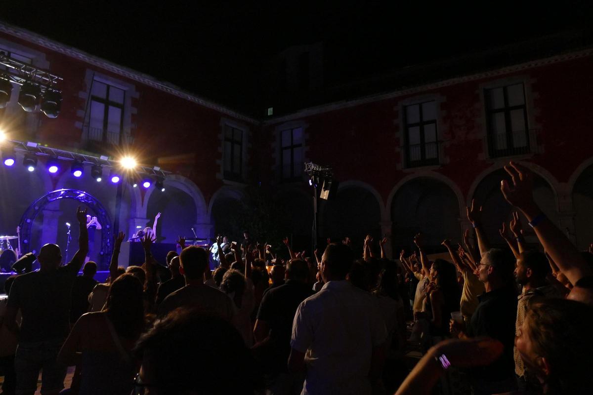 EN IMATGES | La música de Ginestà i Wilma's ressona al pati del Palau dels Comtes en el marc del Festival Istiu