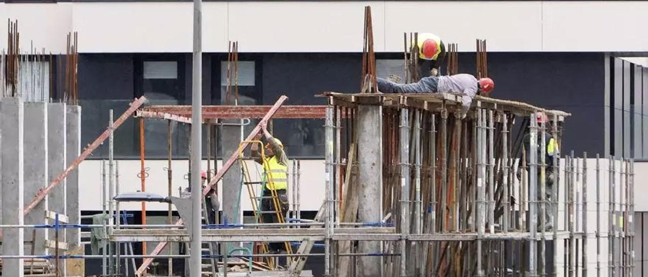 Un grupo de trabajadores trabajan en la construcción de un edificio en Santiago de Compostela.
