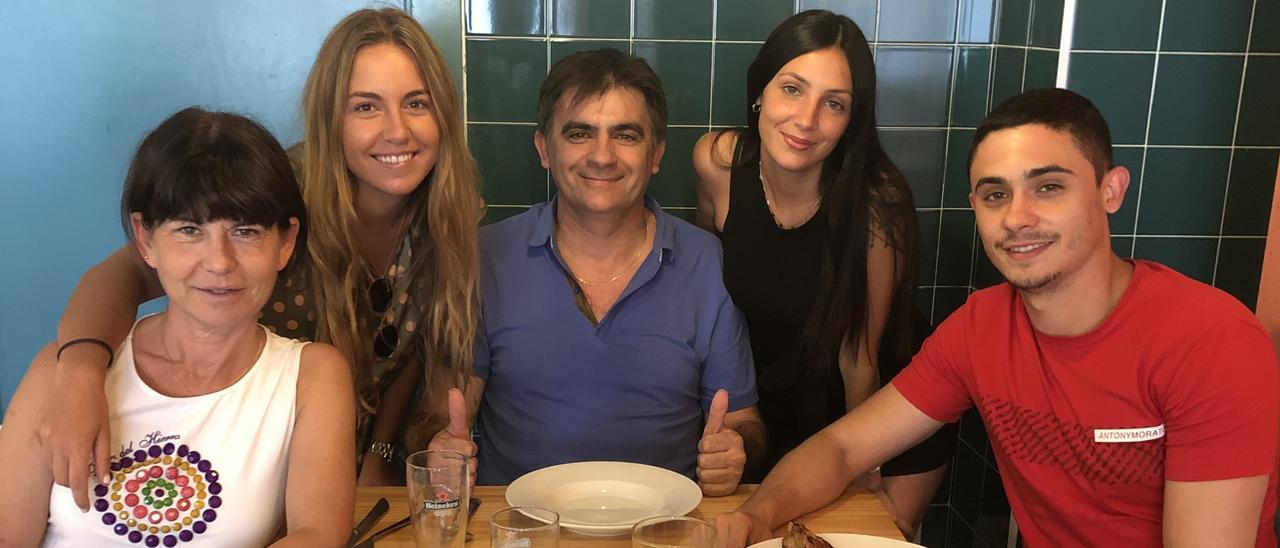 Alicia, Francis, Míchel (hijo), Míchel (padre) y y Lara durante una celebración de cumpleaños.