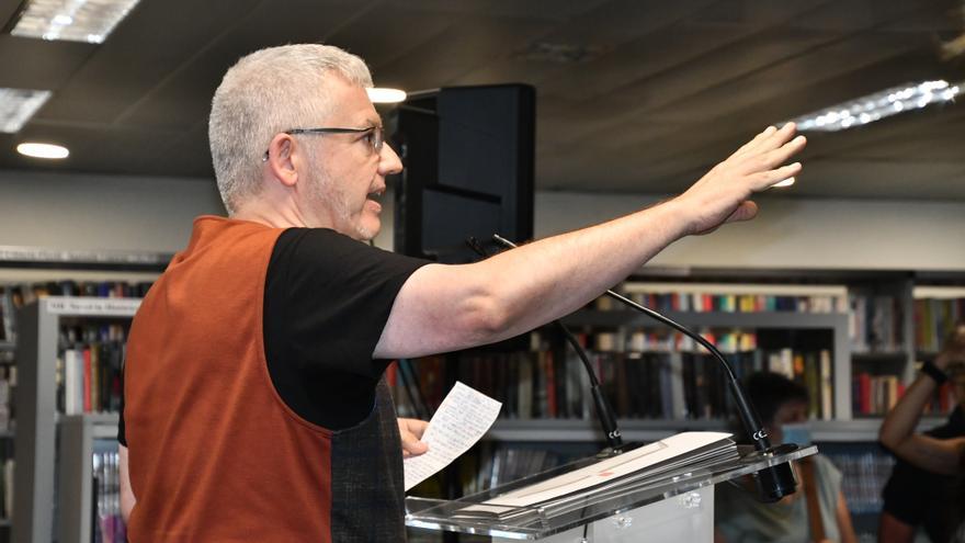 Màrius Serra revela a Figueres que va descobrir  el seu nom en una biblioteca