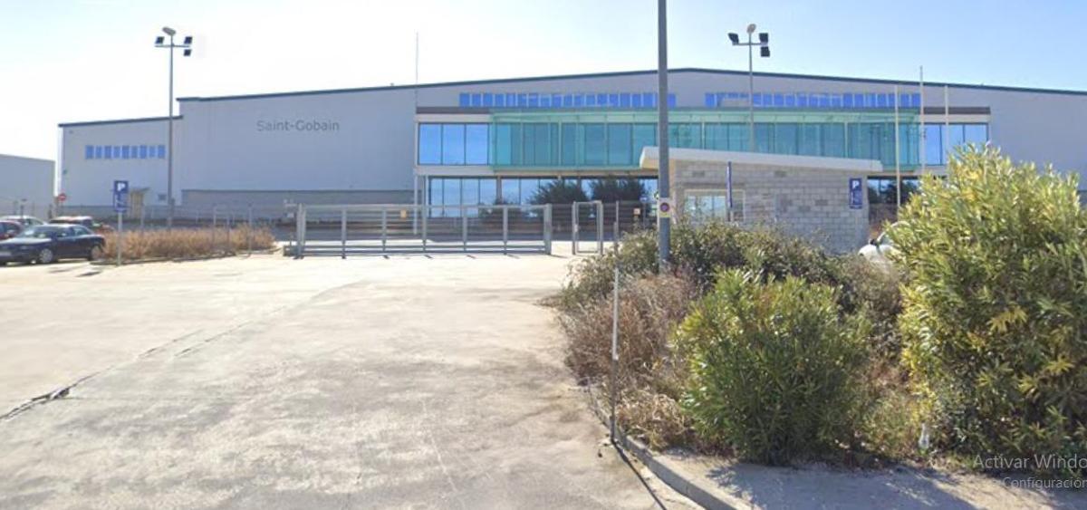 Imagen de la entrada a la nave industrial de Saint-Gobain en La Almunia de Doña Godina, que ahora explotan varias subcontratas de la empresa.