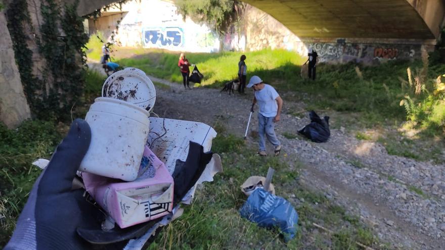 Es recullen uns 170 quilos de brossa de la riera de Balleta de Llançà