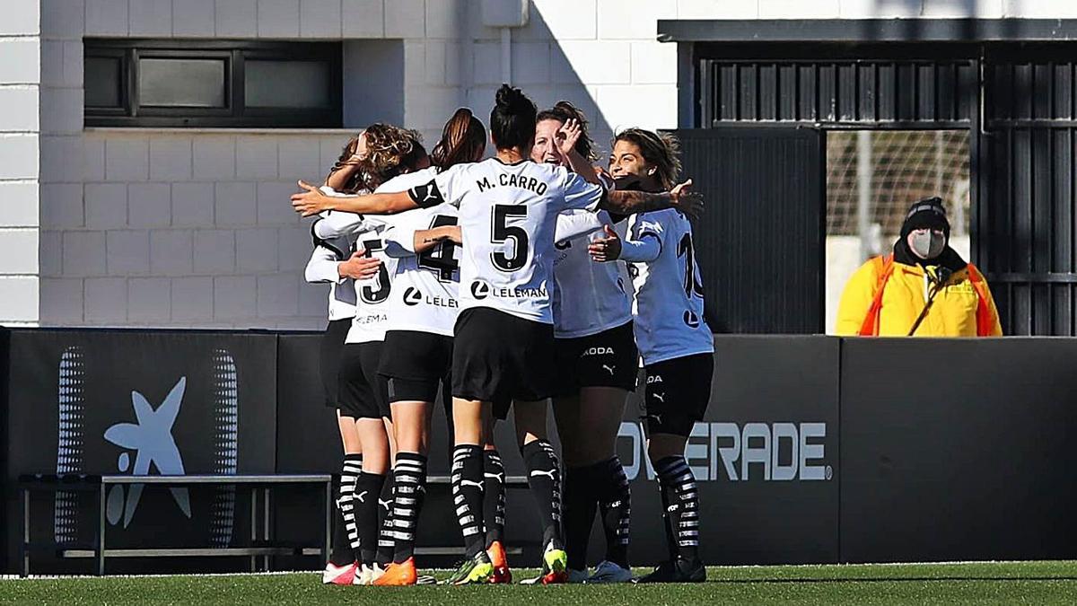 El Valencia CF celebra uno de los goles de ayer.  | LEVANTE-EMV