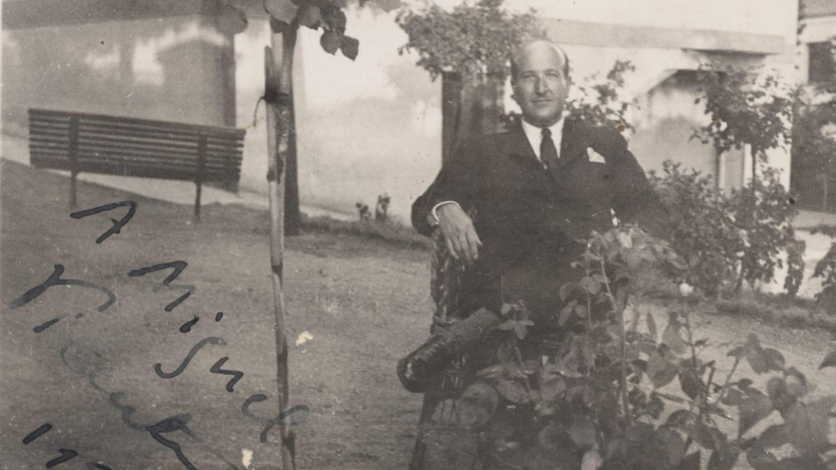 Vicente Aleixandre, en el jardín de Velintonia, en una fotografía que dedicó en 1935 al también poeta Miguel Hernández.